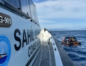 İzmir açıklarındaki botta 14’ü çocuk 29 düzensiz göçmen yakalandı