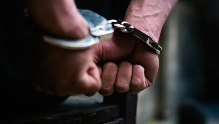 İzmir merkezli kaçakçılık operasyonu: 3 kişi tutuklandı