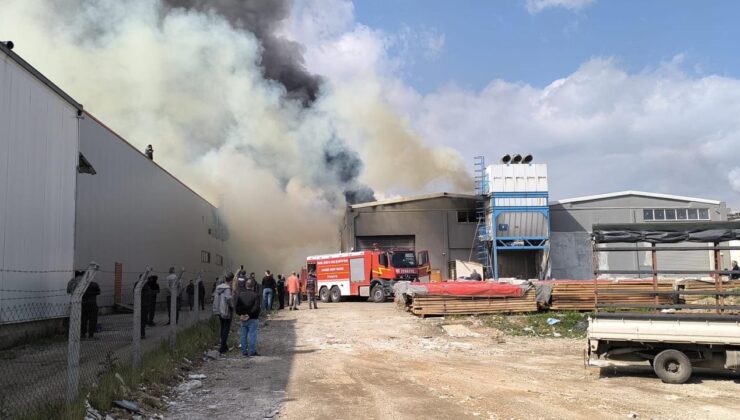 Bursa’da mobilya fabrikasında çıkan yangına müdahale ediliyor