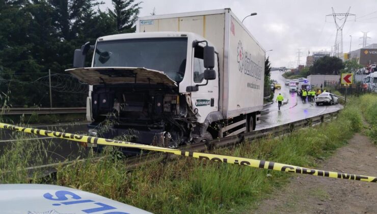 İstanbul’da kamyon ile otomobilin çarpıştığı kazada 2 kişi öldü, 4 kişi yaralandı