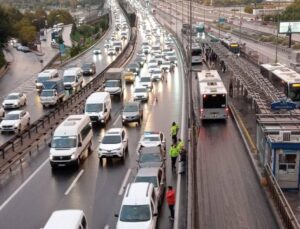 İstanbul’da yağışlı havanın da etkisiyle trafik yoğunluğu yaşanıyor