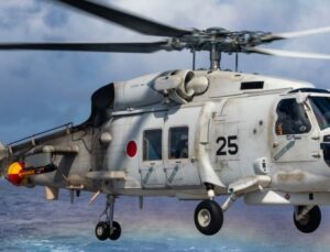 Japon Donanmasına ait 2 helikopter Pasifik Okyanusu’na düştü