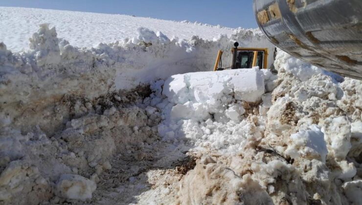 Hakkari’de 5 metrelik karla mücadele nisan ayında da sürüyor