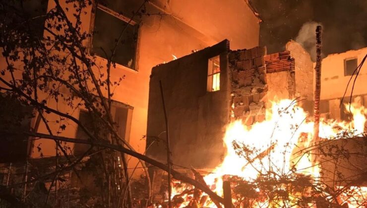 Kastamonu’da çıkan yangında 2 ev kullanılamaz hale geldi