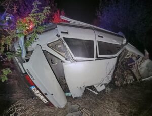 Afyonkarahisar’da otomobil şarampole devrildi: 1 ölü, 2 yaralı