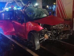 İstanbul’da aydınlatma direğine çarpan otomobilin sürücüsü öldü