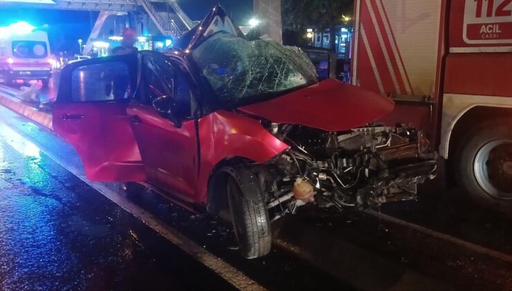 İstanbul’da aydınlatma direğine çarpan otomobilin sürücüsü öldü