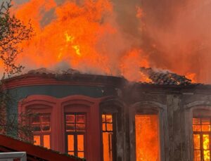 Kırklareli’nde tarihi binada çıkan yangına müdahale ediliyor