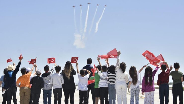 Türk Yıldızları’ndan öğrencilere 23 Nisan hediyesi