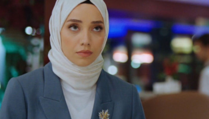 Kızılcık Şerbeti’nin Görkem’i Özge Özacar Cannes tarzıyla olay oldu! Bakan bir daha baktı