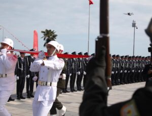 Atatürk’ü temsil eden bayrak Samsun’da karaya çıkarıldı