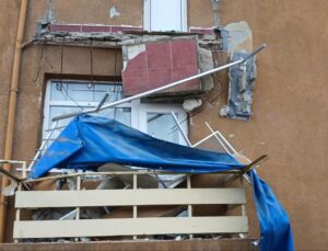 Avcılar’da balkonu çöken bina tahliye edildi