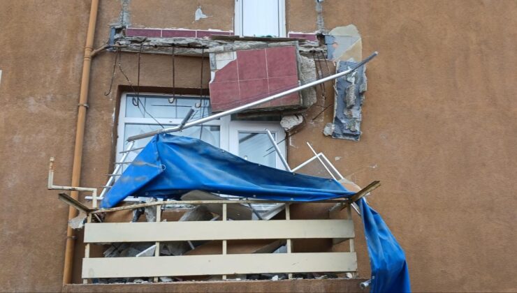 Avcılar’da balkonu çöken bina tahliye edildi