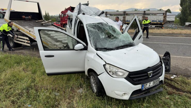 Bingöl’de hafif ticari araç trafik levhasına çarptı: 1 ölü, 3 yaralı