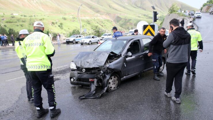 Bitlis’te 3 araç kaza yaptı: 5 yaralı