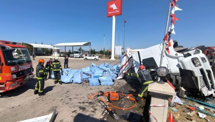 Denizli’de devrilen kamyonun sürücüsü hayatını kaybetti