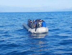 Balıkesir açıklarında motoru arızalanan bottaki 36 düzensiz göçmen kurtarıldı