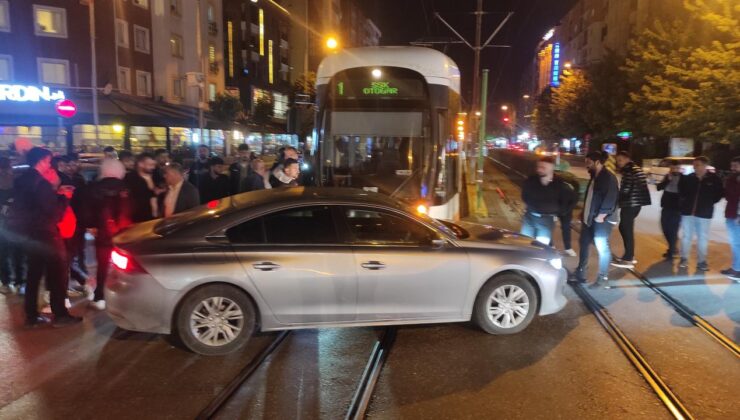 Eskişehir’de otomobil ile tramvay çarpıştı