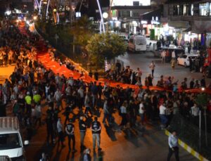 Şırnak’ta 300 metrelik Türk bayrağıyla fener alayı