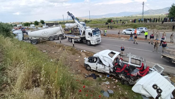Gaziantep’teki trafik kazasında hayatını kaybedenler toprağa verildi