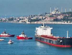 İstanbul Boğazı yeniden gemi trafiğine açıldı