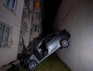 Ankara’da apartmanın bahçesine düşen otomobilin sürücüsü yaralandı
