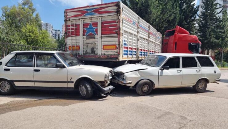 Adana’da freni tutmayan tır park halindeki araçlara çarparak durabildi