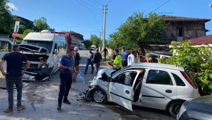 Sakarya’da servis minibüsü ile otomobil çarpıştı: 6 yaralı