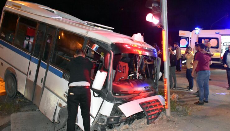 Kırıkkale’de minibüs ile otomobil çarpıştı: 22 yaralı