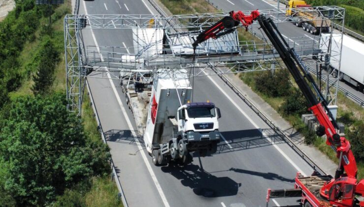 Düzce’de damperi açık kalan tır havada askıda kaldı