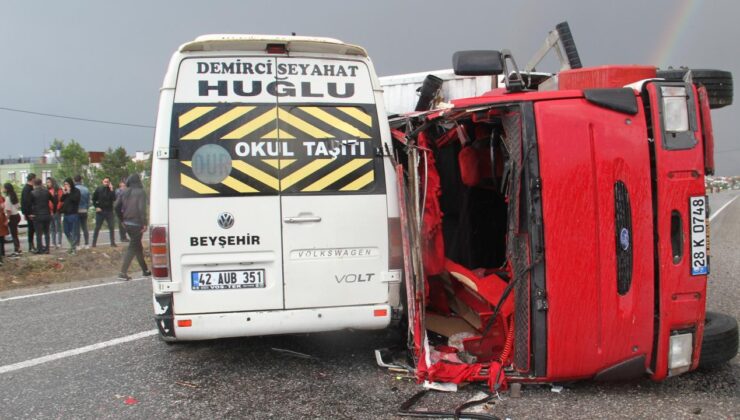 Konya’da kamyonla minibüs çarpıştı: 14 yaralı