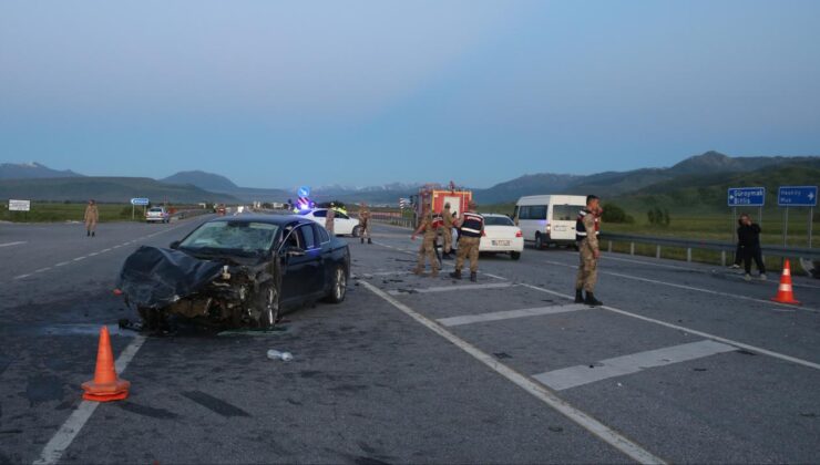 Muş’ta iki otomobil çarpıştı: 3 ölü, 5 yaralı