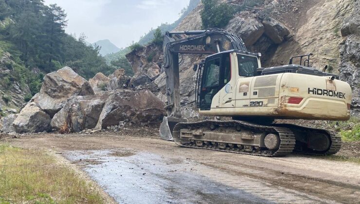 Osmaniye’de dev kayalar yolu ulaşıma kapattı