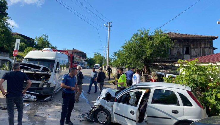 Sakarya’da minibüsle otomobil çarpıştı: 1 ölü, 5 yaralı