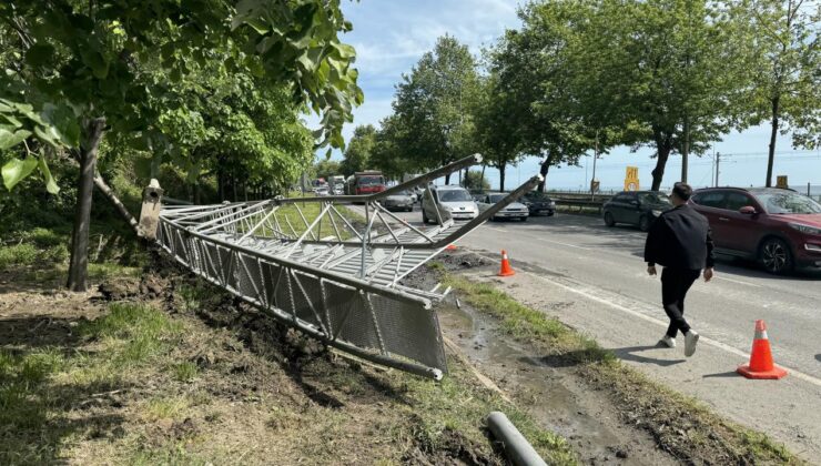 Samsun’da yol kenarındaki tabela devrildi: Araç kuyrukları oluştu