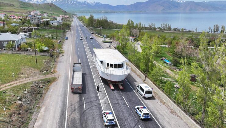 110 tonluk gezi teknesi 8 saatte Van Gölü’ne ulaştırıldı