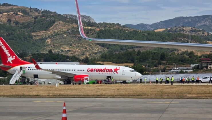 Antalya’da lastiği patlayan uçak park yerine çekildi: Pist uçuşa açıldı