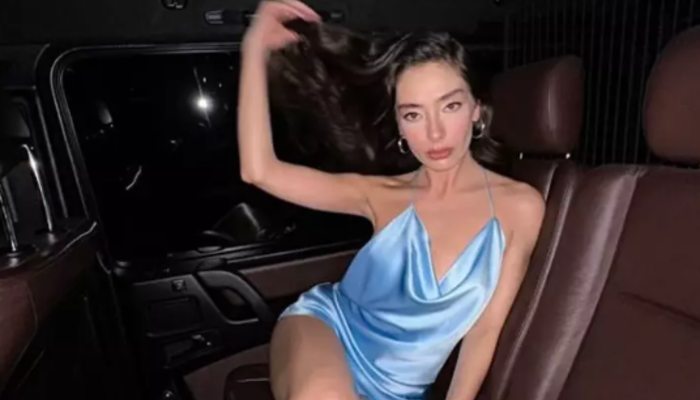 Bornozuyla yatağa uzanıp poz verdi! Neslihan Atagül’ün son pozlarına yorum yağdı