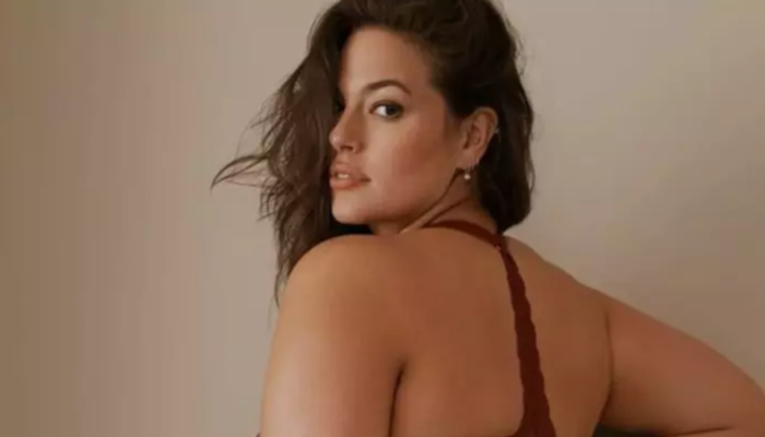 Dünyanın en seksi kadını seçilmişti! Ashley Graham Yunanistan tatilinden peş peşe paylaştı! Bikini üstü küçük geldi