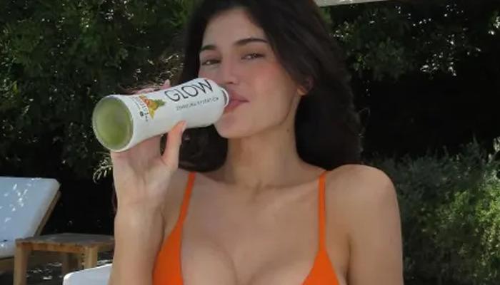 Kylie Jenner’in pozları gündemde! “Neden 3 beden küçük giyiyorsun?”