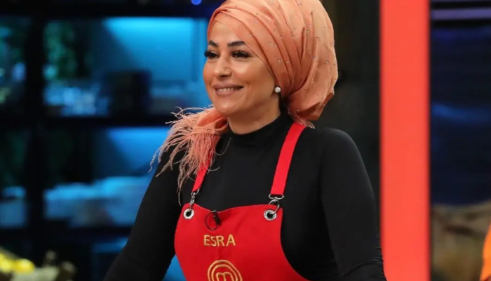 Tarzı ve abartılı makyajı çok konuşuluyordu… MasterChef All Star şampiyonu Esra Tokelli başörtüsü eleştirilerine yanıt verdi! “Kimseyi ilgilendirmez!”