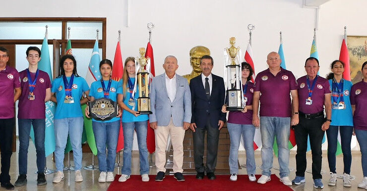 Dışişleri Bakanı Ertuğruloğlu Taekwondo Milli takım sporcu ve eğitmenlerini kabul etti