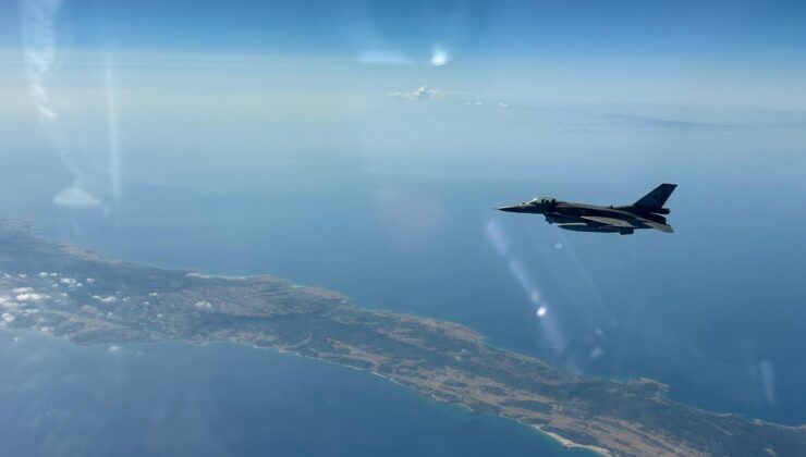 Türkiye Hava Kuvvetleri Komutanlığına ait uçaklar Kıbrıs’ın güneyinde eğitim uçuşu yaptı