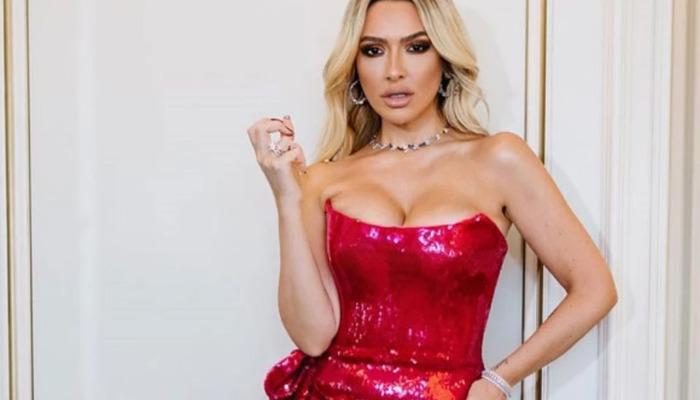 10 milyon TL’lik dizi anlaşması! Hadise ailesiyle kutlamada… Lüks aracına bir bakan bir daha baktı