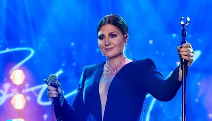 Sibel Can’ın konser tarzı dile düştü! Göğüs detayına bir bakan bir daha baktı