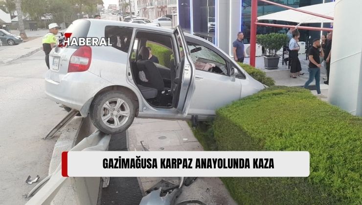 Gazimağusa Karpaz Anayolunda, Araç Bariyerlere Çarptı