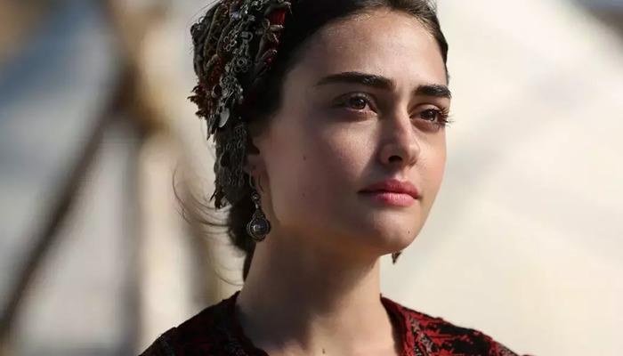 Esra Bilgiç yeni aşkı Faruk Sabancı ile el ele görüntülendi! “Her şey yolunda gidiyor”