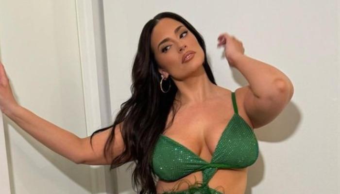 Kıvrımlı model Ashley Graham vücudunu saran elbisesiyle peş peşe poz verdi! ‘Dünyanın en seksi kadını’