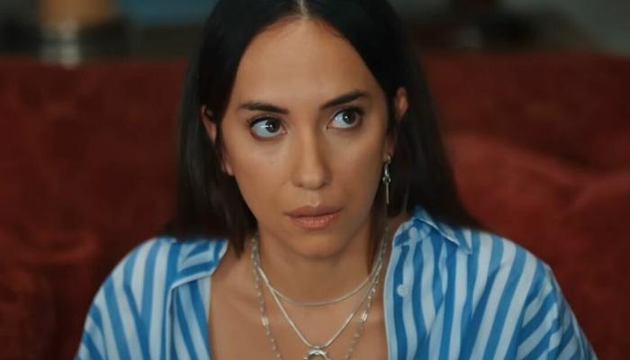 Kızıl Goncalar’ın Hande’si Duygu Sarışın derin dekoltesiyle geceye damga vurdu