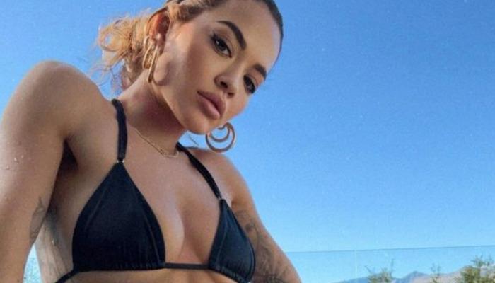 Rita Ora ‘gotik’ olmaya çalıştı! Uzun siyah saçlarıyla göğüslerini kapadı